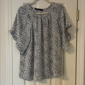 Doe & Rae Black and White Short Sleeve Printed Blouse